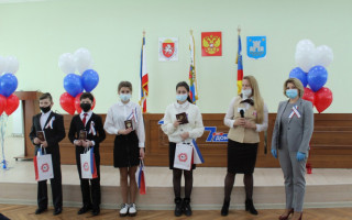 В Администрации Алушты поздравили юную алуштинку - ровесницу Крымской весны и вручили паспорта 14-летним ребятам