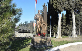 В Алуште возложили цветы к памятникам защитников Отечества